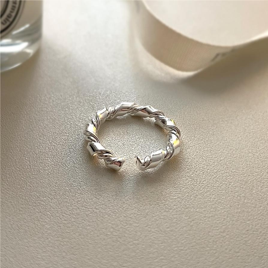 The Serene Knot Ring