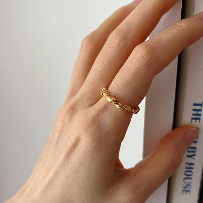 The Serene Knot Ring