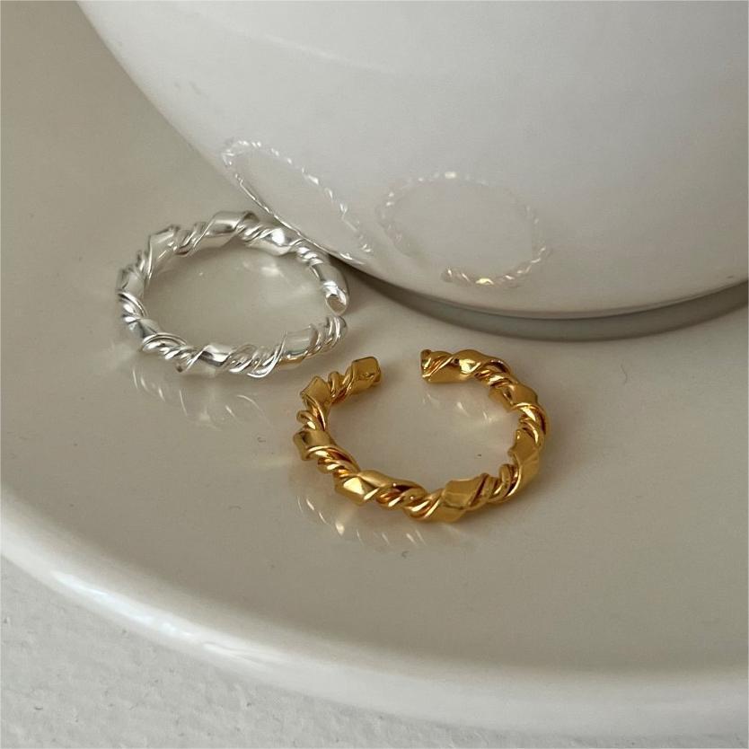 The Serene Knot Ring