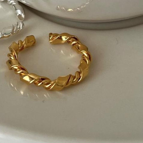 The Serene Knot Ring