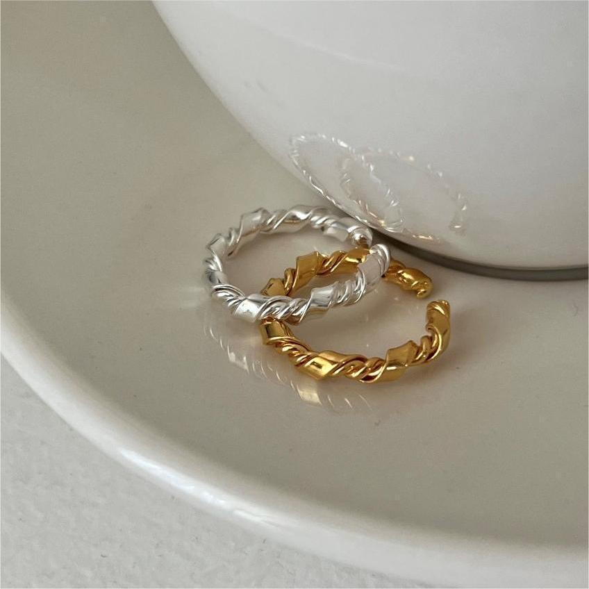 The Serene Knot Ring